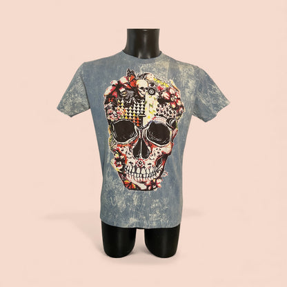 T-shirt stonewash blu con grande stampa teschio decorato da fiori e pattern artistici — maglietta unisex, on model1.