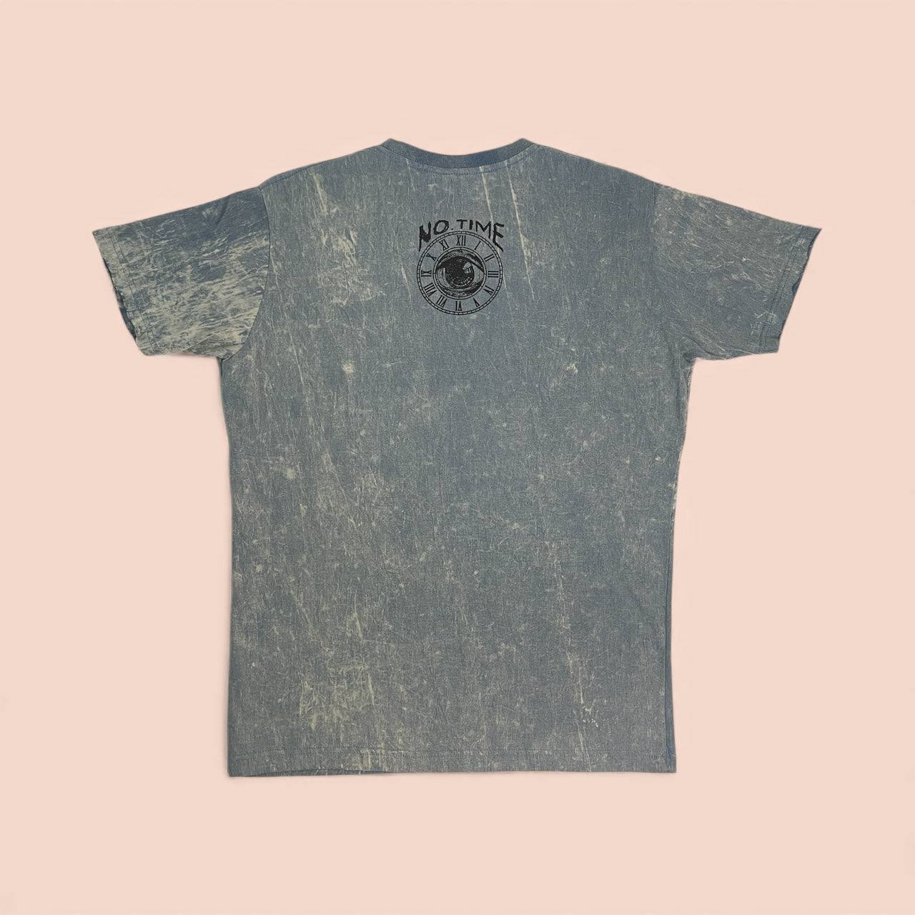 T-shirt stonewash blu con grande stampa teschio decorato da fiori e pattern artistici — maglietta unisex, retro.