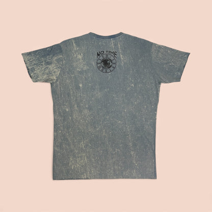 T-shirt stonewash blu con grande stampa teschio decorato da fiori e pattern artistici — maglietta unisex, retro.