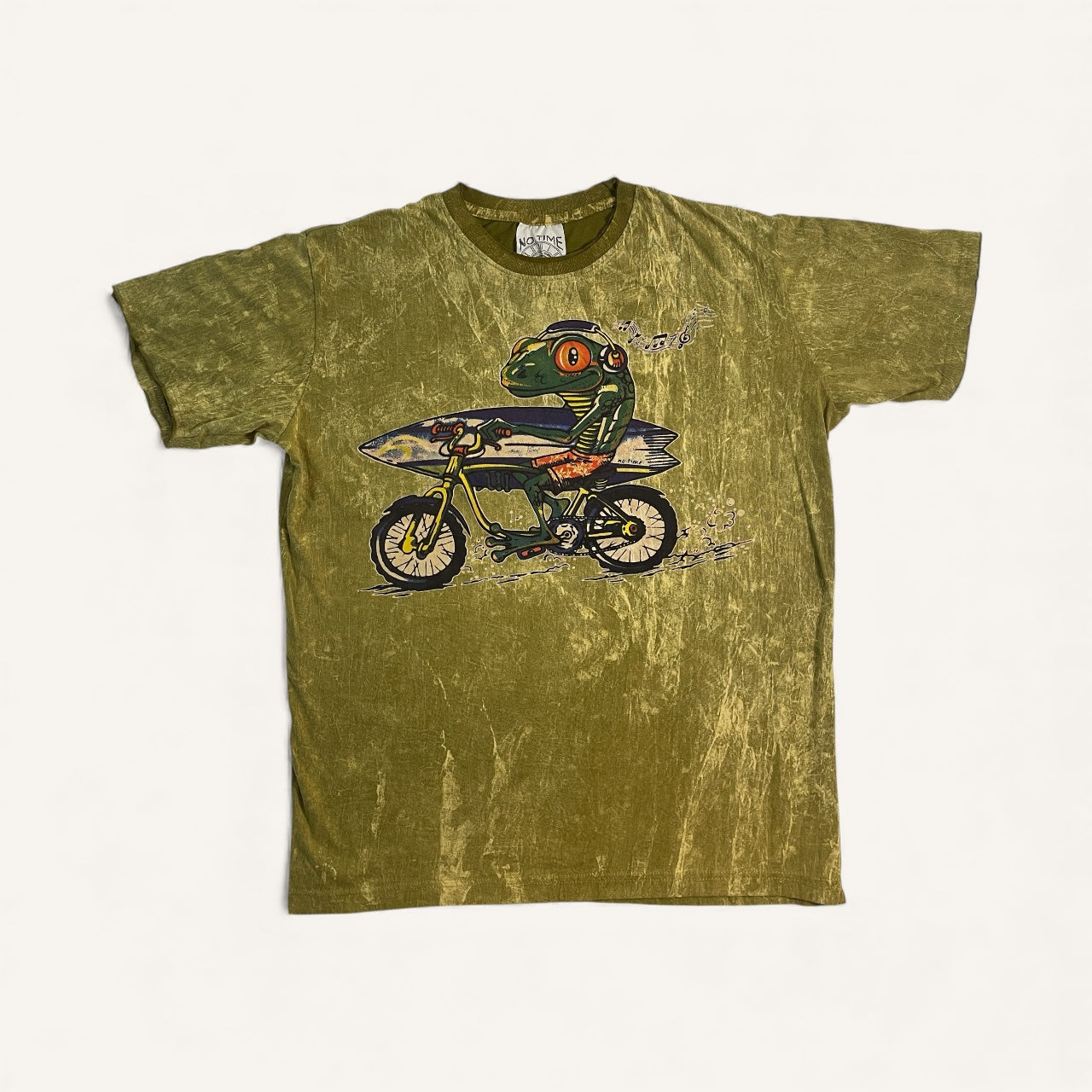 Maglietta verde vintage unisex con stampa rana su bici e tavola da surf “Frog Rider”.