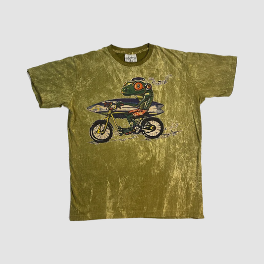Maglietta Verde Vintage “Frog Rider” – T-Shirt Unisex con Stampa Surf & Bike - ql maglie