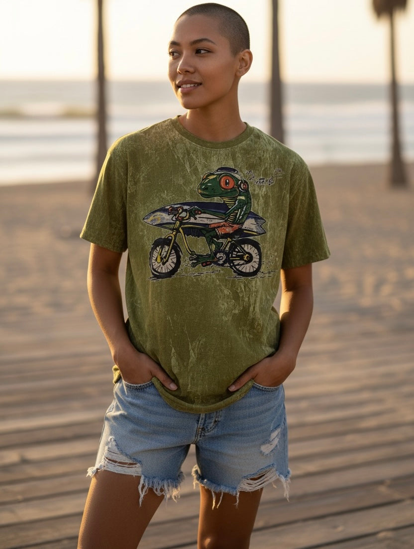 Maglietta verde vintage unisex con stampa rana su bici e tavola da surf “Frog Rider”, on model.