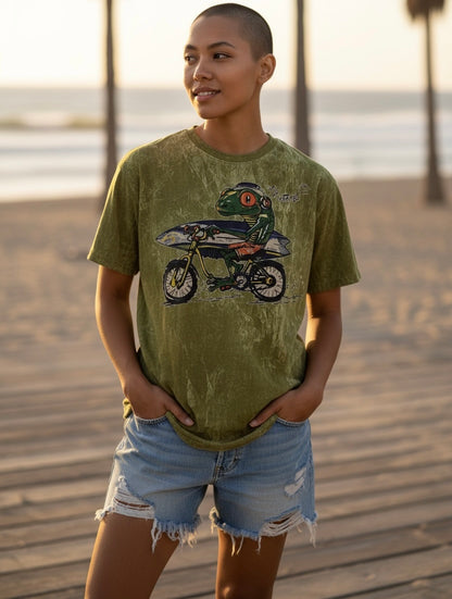 Maglietta verde vintage unisex con stampa rana su bici e tavola da surf “Frog Rider”, on model.