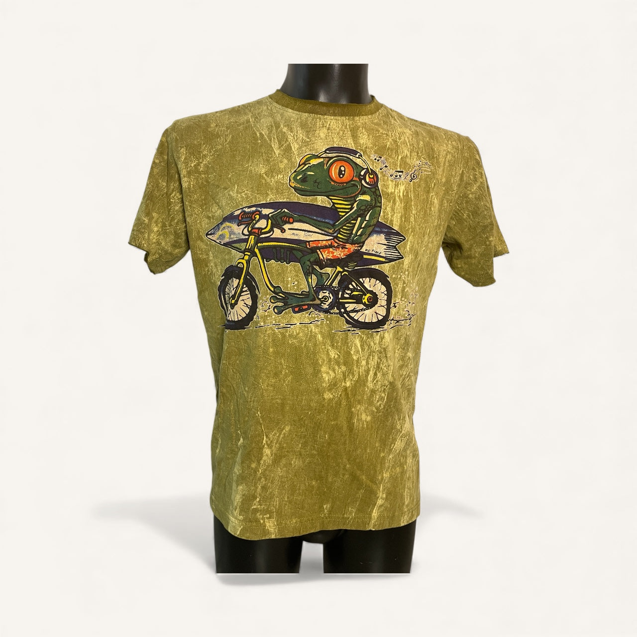 Maglietta verde vintage unisex con stampa rana su bici e tavola da surf “Frog Rider”, on model1.