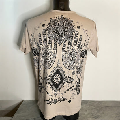 Maglietta unisex beige con grande stampa Hamsa boho: mani decorate, motivi geometrici e dettagli bianco e nero, back on model.