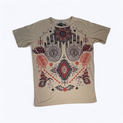 Maglietta unisex beige con grande stampa frontale Hamsa boho: mani decorate, motivi geometrici e dettagli rossi e neri.