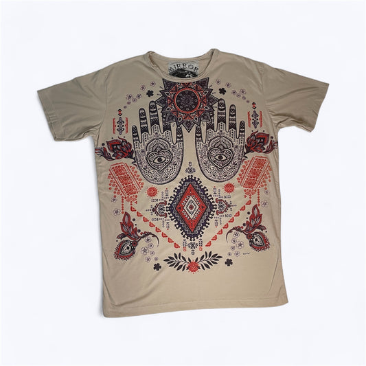 Maglietta unisex beige con grande stampa frontale Hamsa boho: mani decorate, motivi geometrici e dettagli rossi e neri.