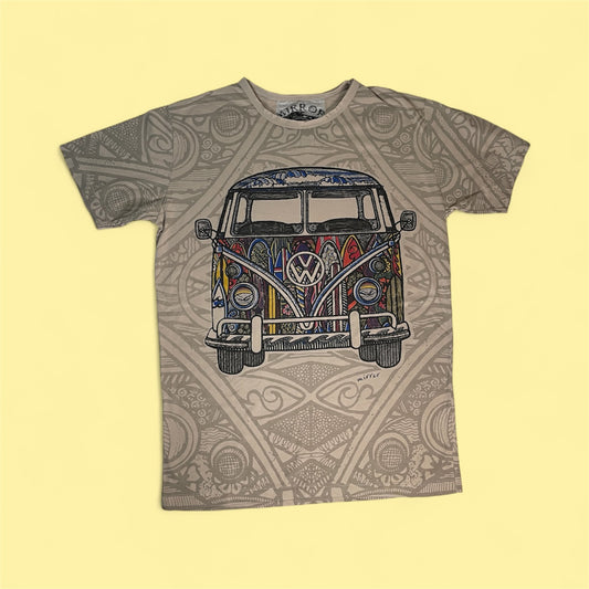 Maglietta unisex grigio con stampa frontale: furgoncino vintage colorato su sfondo ornamentale.