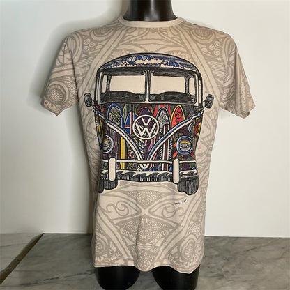 Maglietta unisex grigio con stampa frontale: furgoncino vintage colorato su sfondo ornamentale, on model.