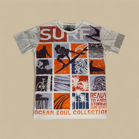 Maglietta unisex full-print “Ocean Grid” bianca con mosaico grafico surf vintage in arancio e blu.