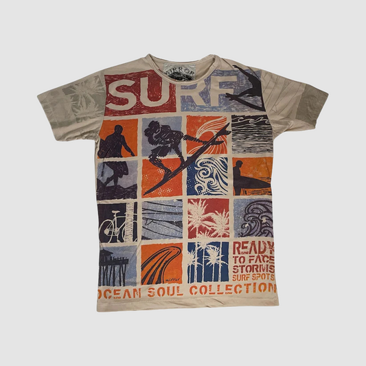 Maglietta unisex full-print “Ocean Grid” bianca con mosaico grafico surf vintage in arancio e blu.