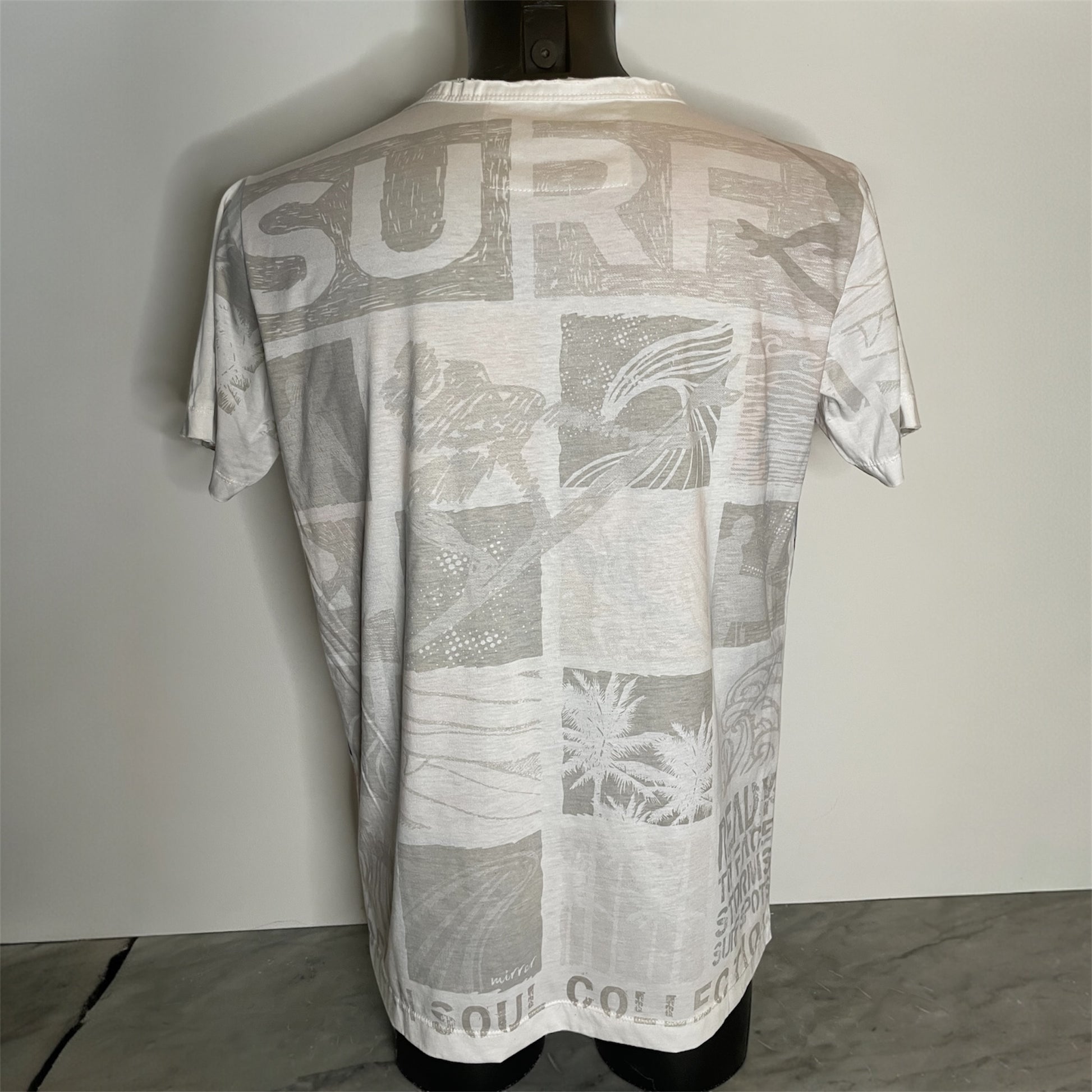 Maglietta unisex full-print “Ocean Grid” bianca, con mosaico grafico surf vintage in arancio e blu, back on model.
