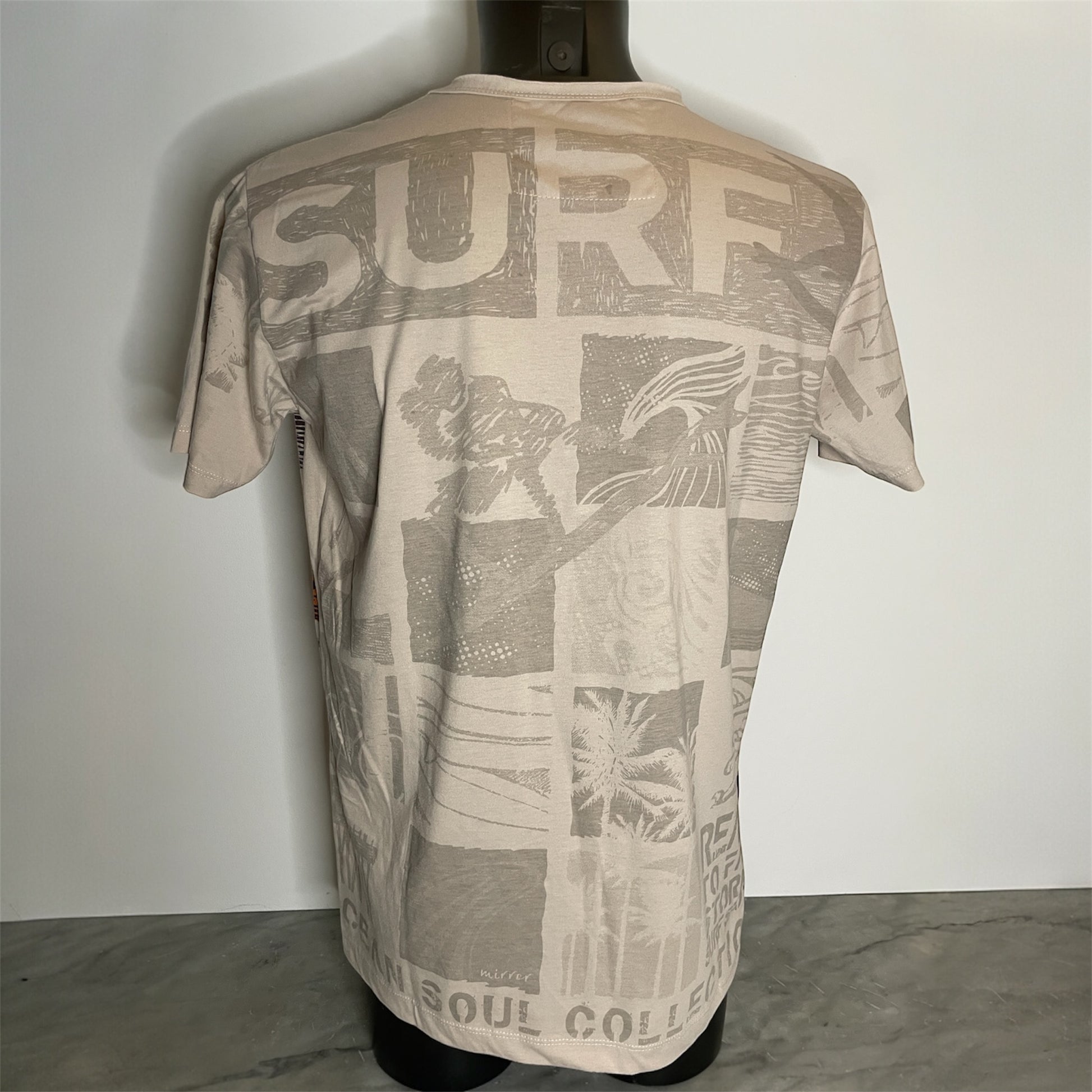 Maglietta unisex full-print “Ocean Grid” sabbia, con mosaico grafico surf vintage in arancio e blu, back on model.