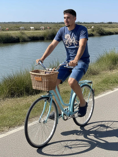 Uomo in bicicletta con t-shirt polpo artistico blu in cotone effetto vintage indossata in contesto outdoor