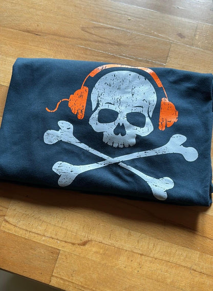 Maglietta blu unisex con grande stampa teschio vintage che indossa cuffie arancioni, grafica centrale su cotone premium, dettaglio.