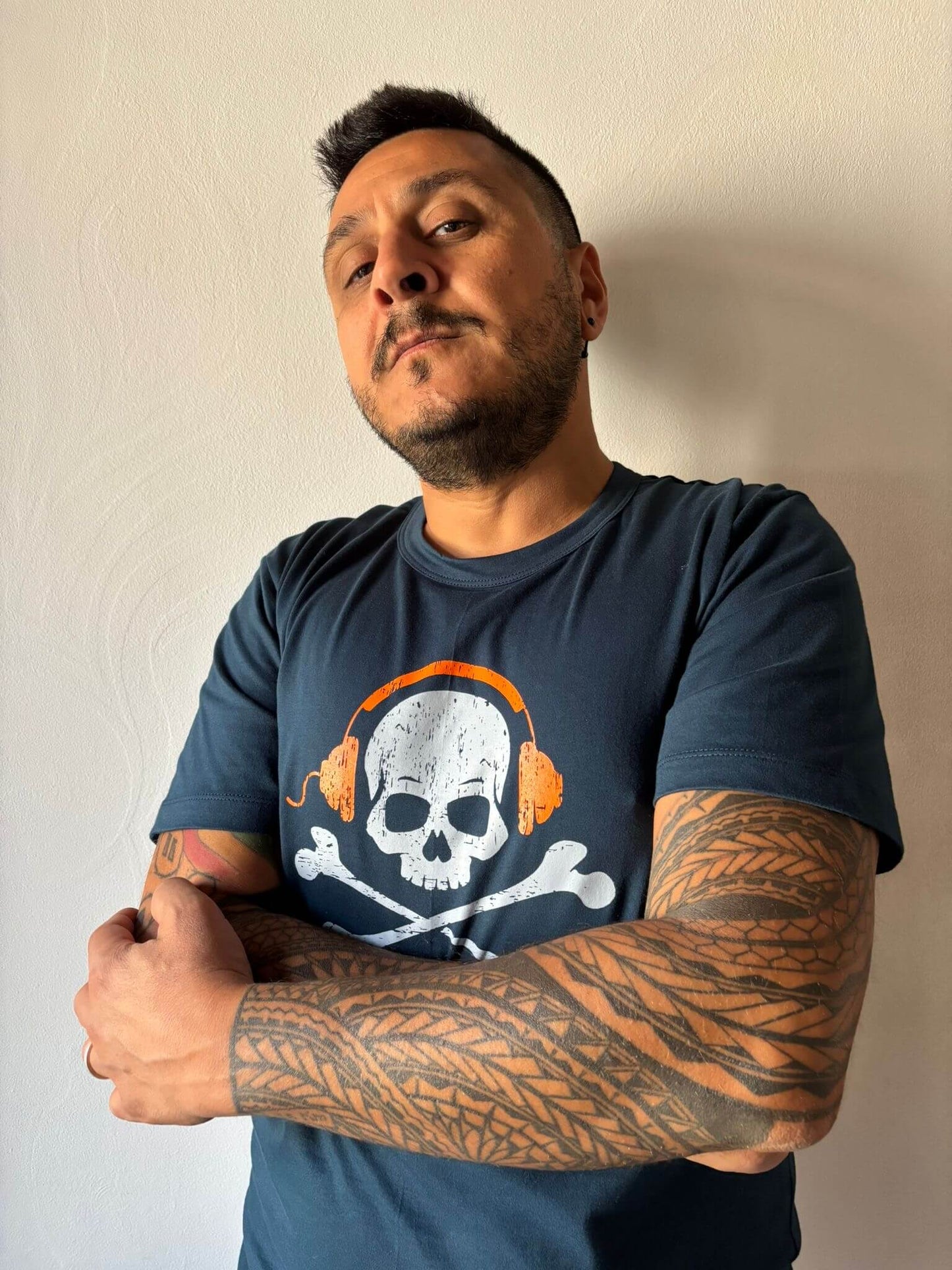 Maglietta blu unisex con grande stampa teschio vintage che indossa cuffie arancioni, grafica centrale su cotone premium., on model 3