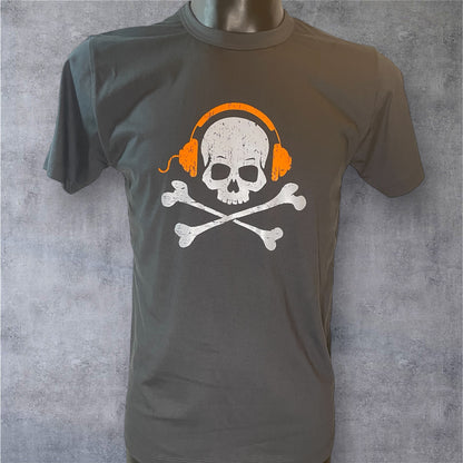 Maglietta grigio unisex con grande stampa teschio vintage che indossa cuffie arancioni, grafica centrale su cotone premium, on model 2.