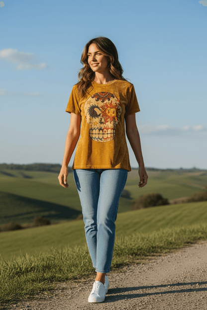 T-shirt ocra stonewash con grande stampa teschio decorato “Sun & Moon” (sole e luna) — maglietta unisex, on model.