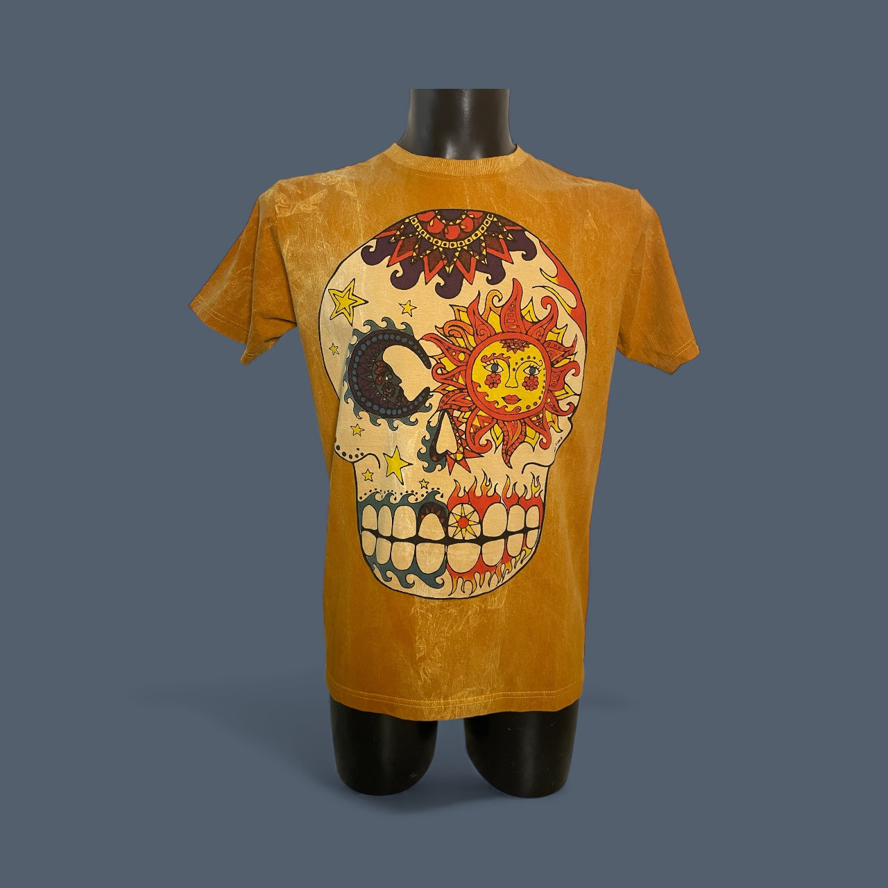 T-shirt ocra stonewash con grande stampa teschio decorato “Sun & Moon” (sole e luna) — maglietta unisex, on model1.