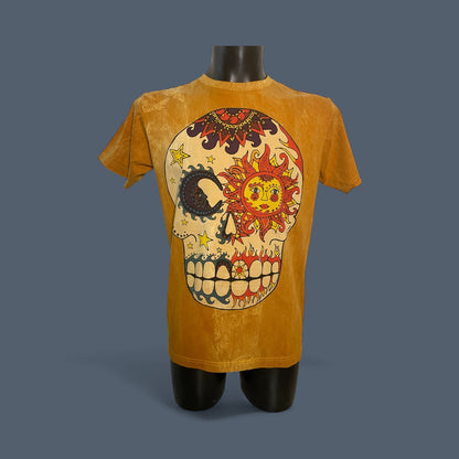 T-shirt ocra stonewash con grande stampa teschio decorato “Sun & Moon” (sole e luna) — maglietta unisex, on model1.