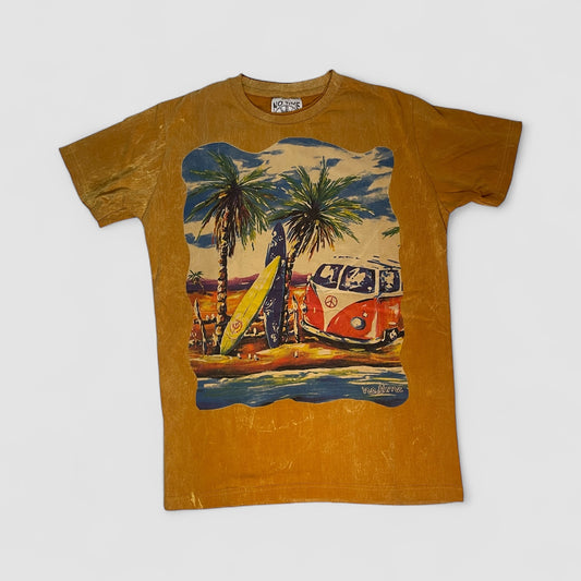 Maglietta unisex ocra effetto stonewash con stampa frontale scena spiaggia: surfboard, palme e camper vintage.