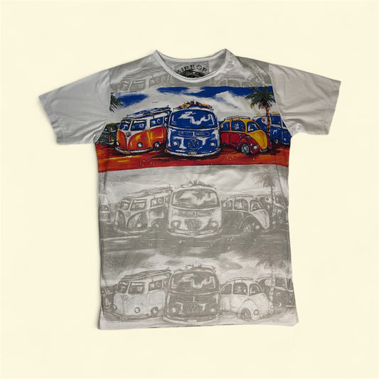 Maglietta unisex full-print bianca con fila di furgoncini retrò e maggiolino colorati in stile surf vintage.