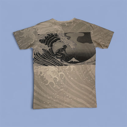 Maglietta unisex full-print con grafica surf vintage: surfista su onda in stile ukiyo-e, sfondo tono su tono e vestibilità regular, back.