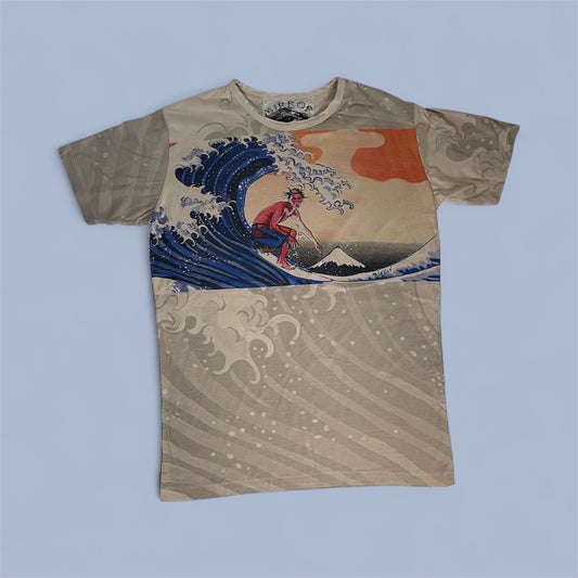 Maglietta unisex full-print con grafica surf vintage: surfista su onda in stile ukiyo-e, sfondo tono su tono e vestibilità regular.