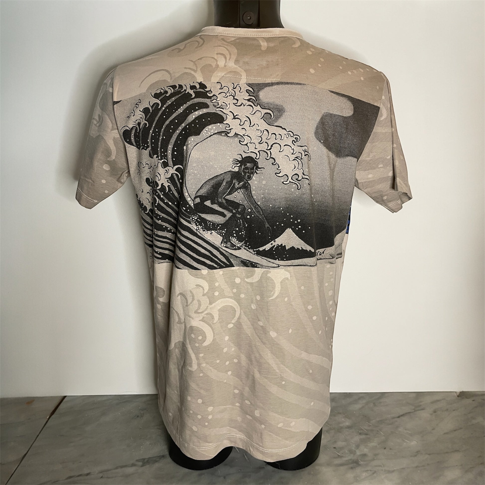 Maglietta unisex full-print con grafica surf vintage: surfista su onda in stile ukiyo-e, sfondo tono su tono e vestibilità regular, on model, back.